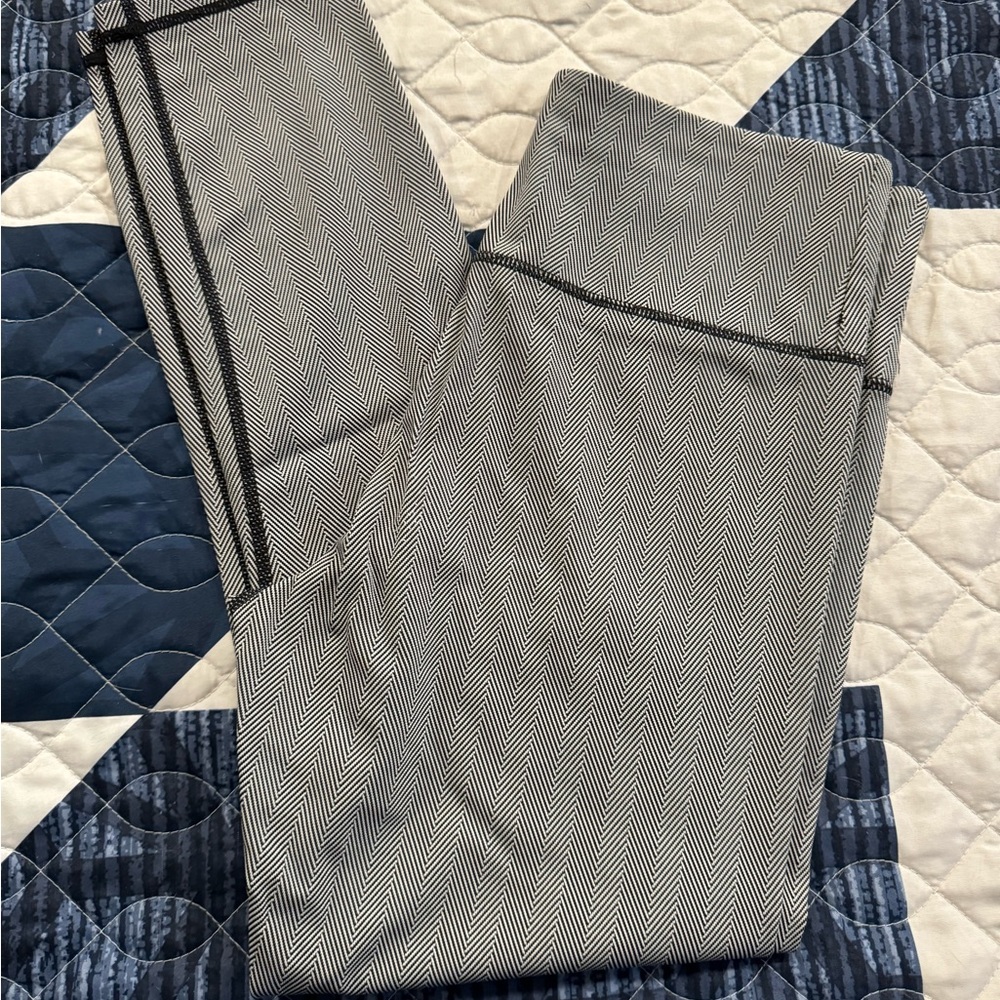 Zyia size 8-10 Herringbone light n tight leggings.